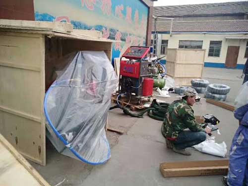 江蘇省聚脲噴涂機(jī)水池防腐防水改造(圖1) 江蘇省鹽城市客戶訂購的2臺(tái)液壓聚脲噴涂機(jī)